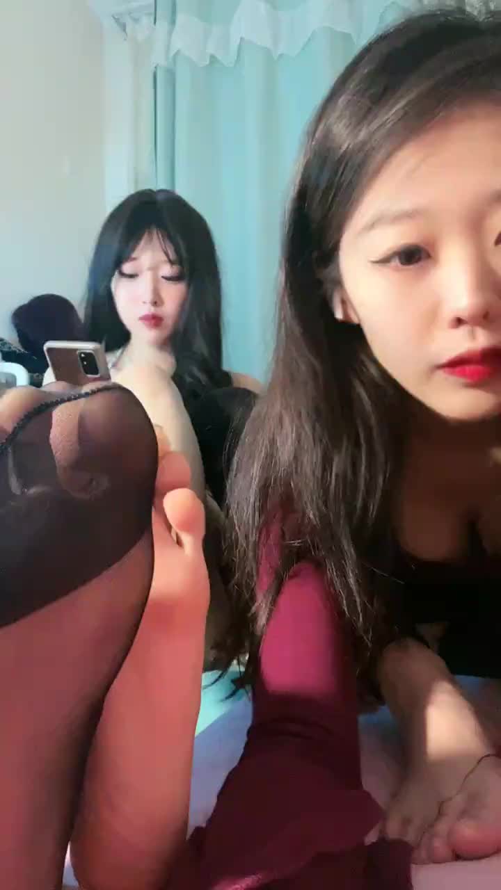 佳佳 ——双女王脚底榨【最新视频】