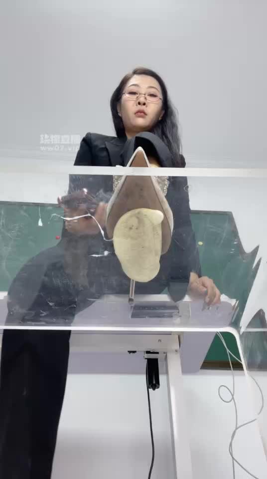 喵主 —— 性感老师踩鸡巴【最新视频】