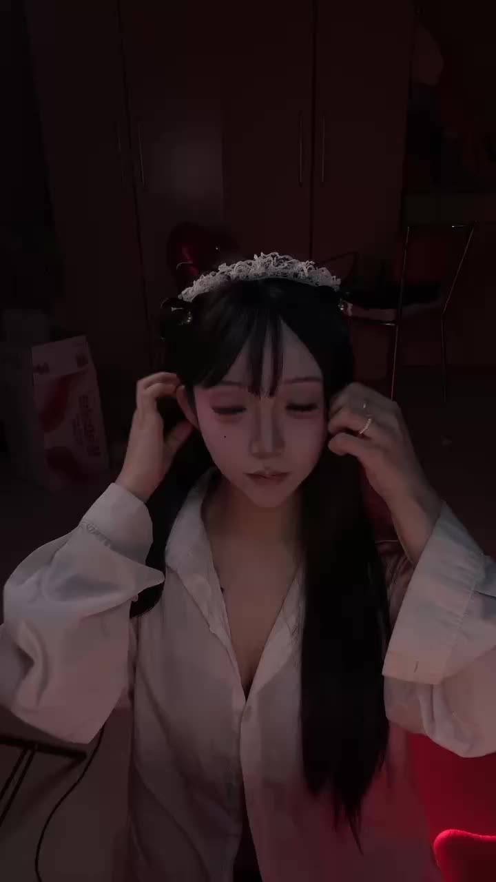 乔妹妹 贱爪子忍不住放骚b上【最新视频】