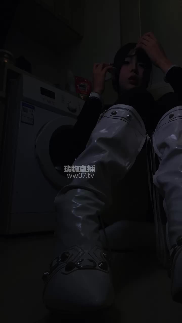 小懿 —— 白皮靴黑棉袜榨精红绿灯🚥 【最新视频】